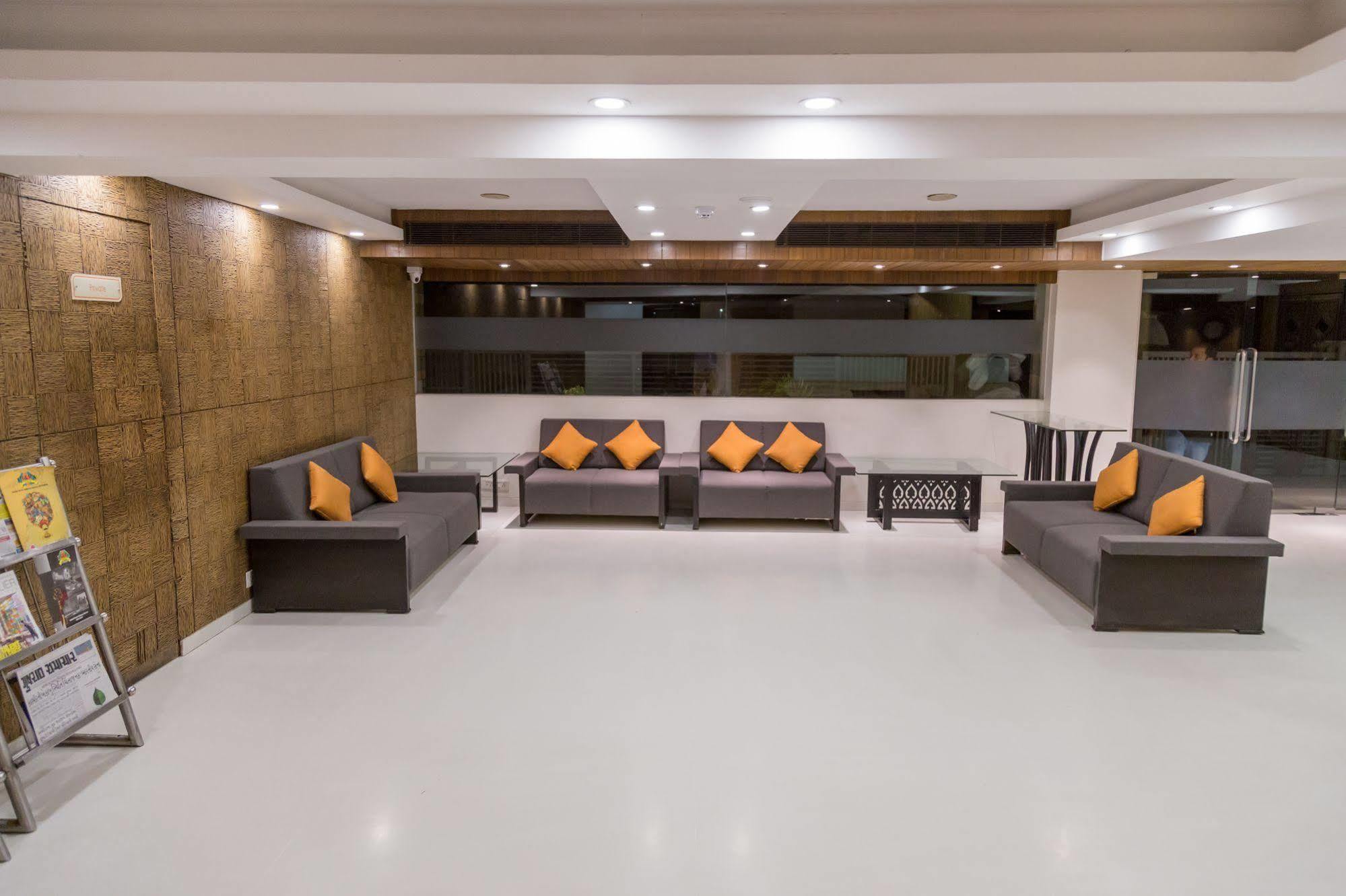 Ginger Ahmedabad Vastrapur Hotel Bagian luar foto