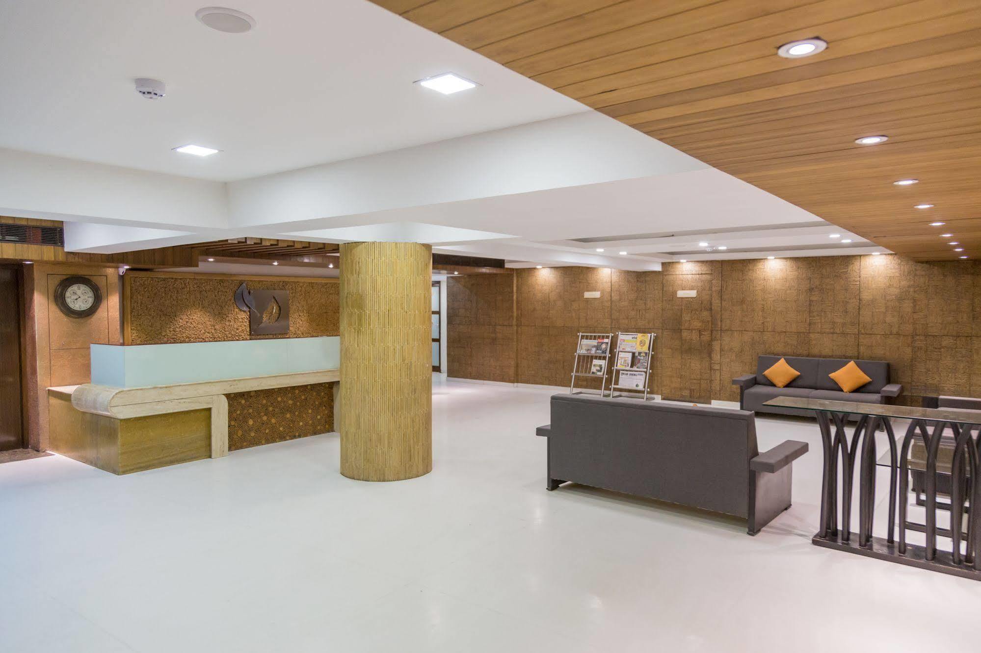 Ginger Ahmedabad Vastrapur Hotel Bagian luar foto