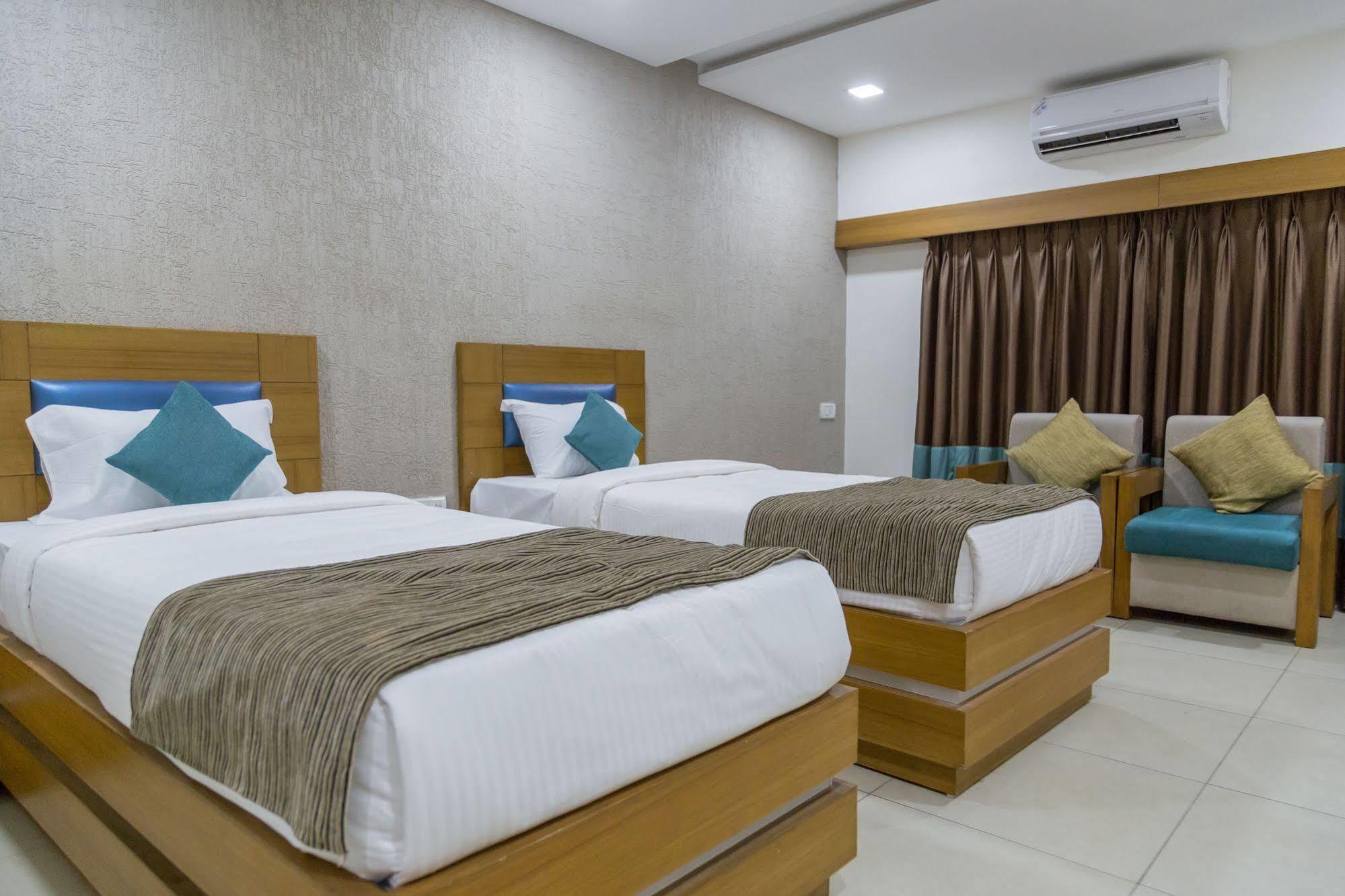 Ginger Ahmedabad Vastrapur Hotel Bagian luar foto