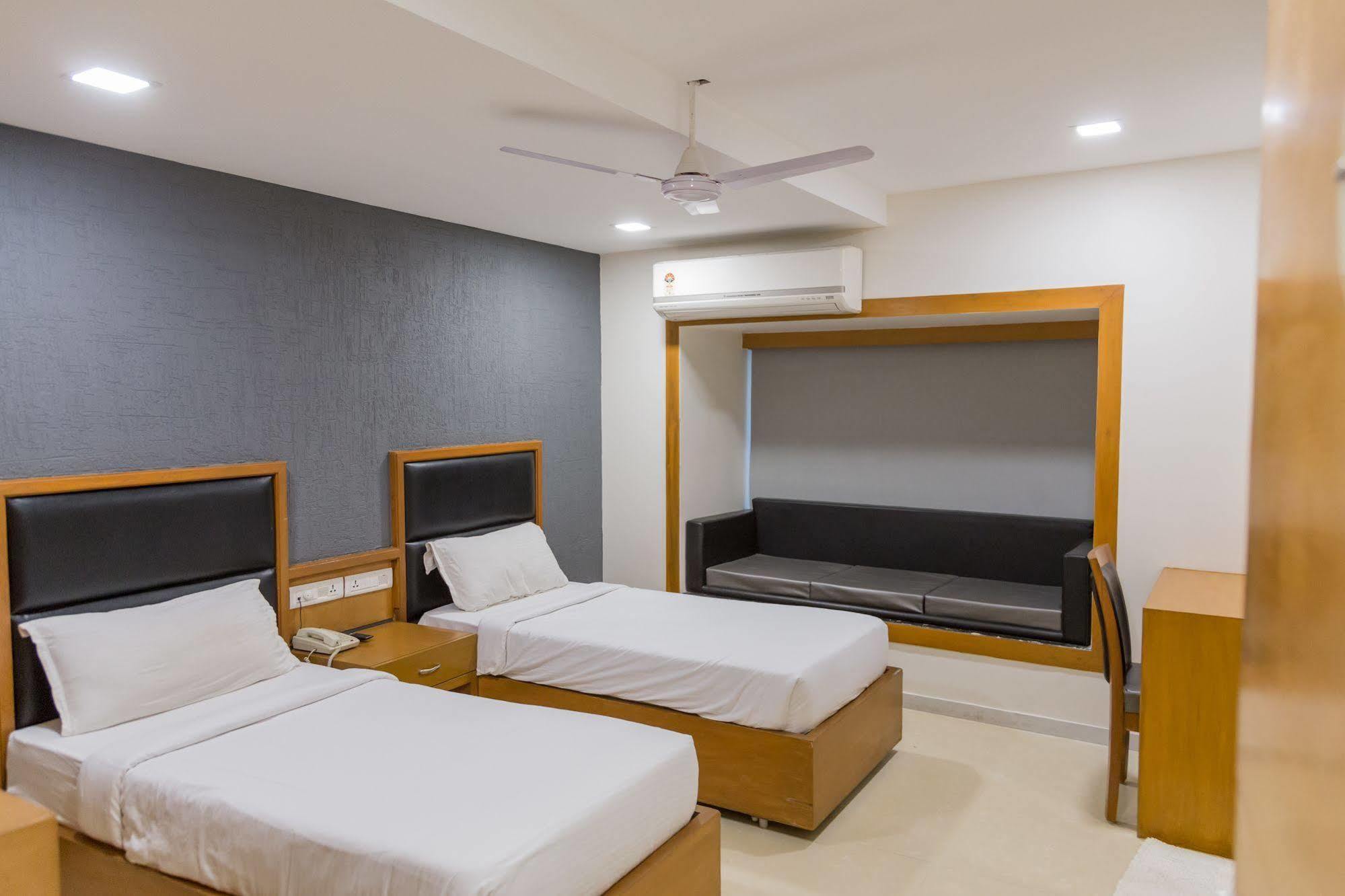 Ginger Ahmedabad Vastrapur Hotel Bagian luar foto