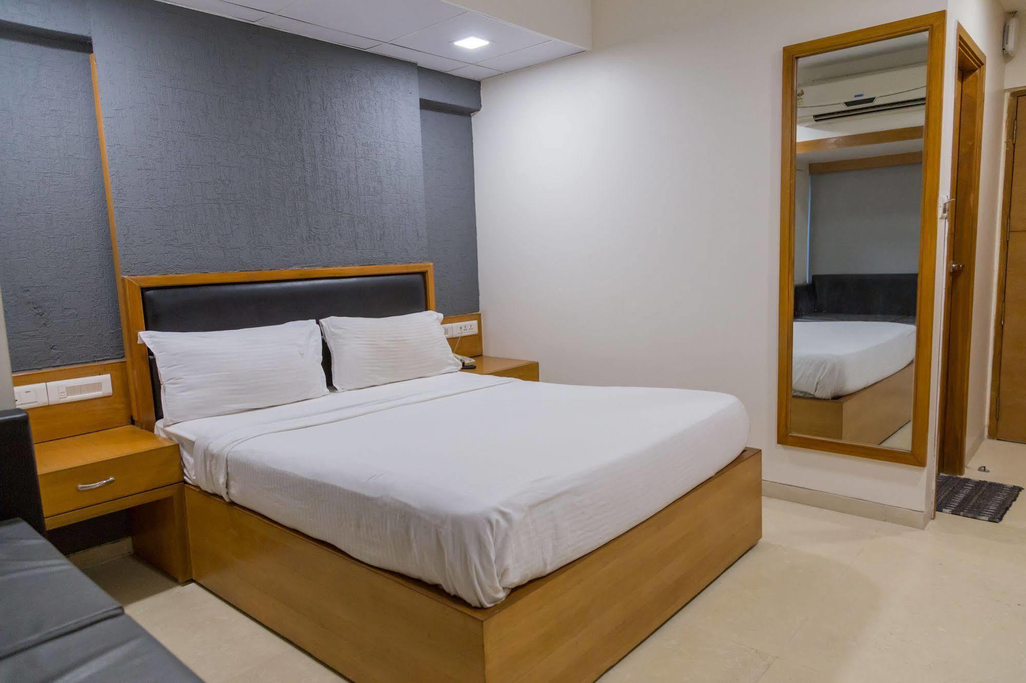 Ginger Ahmedabad Vastrapur Hotel Bagian luar foto